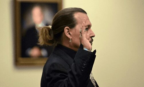 Johnny Depp al juramentarse para testificar. Foto AFP
