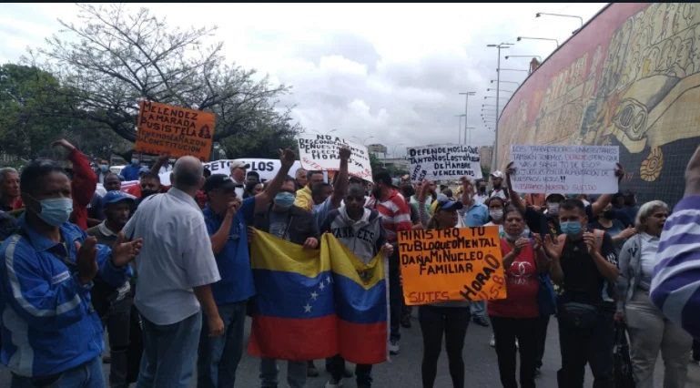 Trabajadores de la UCV tomaron la autopista para reclamar sus derechos
