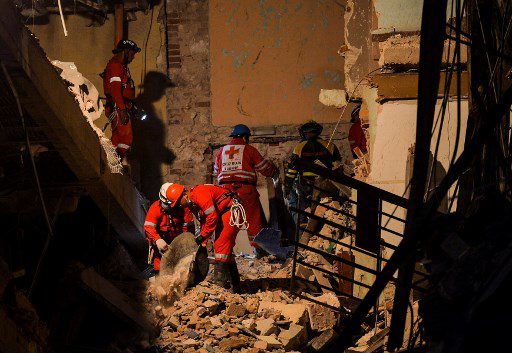 Bomberos y rescatistas retiran escombros de las ruinas del Hotel Saratoga,