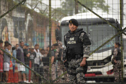 Al menos 44 reclusos murieron el lunes en el último motín espeluznante en una prisión de Ecuador, dijo el fiscal, mientras que otros 100 reclusos lograron escapar
