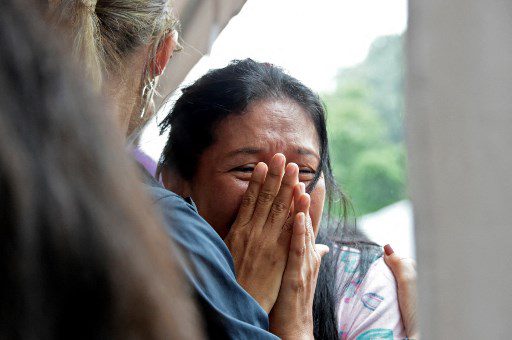 Familiares de los reclusos esperan en el Gabinete Técnico Forense de Santo Domingo de los Tsáchilas, Ecuador. Hay 44 muertos