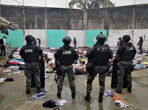 La Policía de Ecuador en conjunto con el Ejército trabajan para frenar la ola de violencia en las cárceles. 