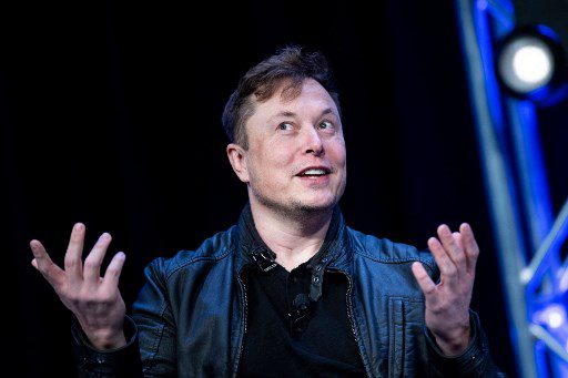 Elon Musk dijo el 13 de mayo de 2022 que detendría temporalmente su muy esperado acuerdo para comprar Twitter, lo que hizo que las acciones del gigante de las redes sociales se desplomaran. Foto: AFP