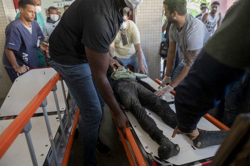 El cadáver de una víctima es transportado en camilla en el Hospital Getulio Vargas, luego de una operación policial en una favela, en Río de Janeiro.