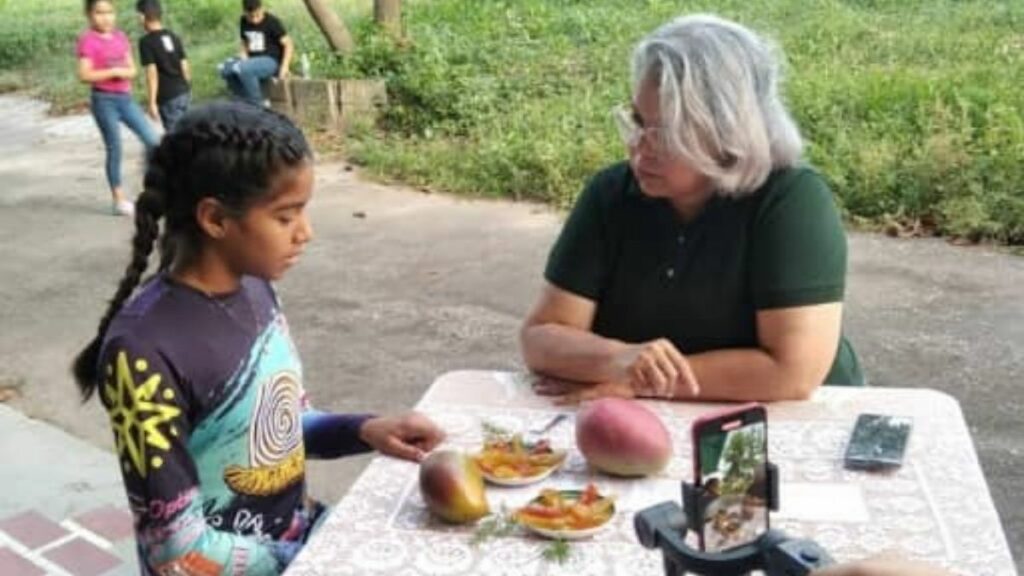 La pequeña Camila González, participa con la confitura de mango y lechosa. 