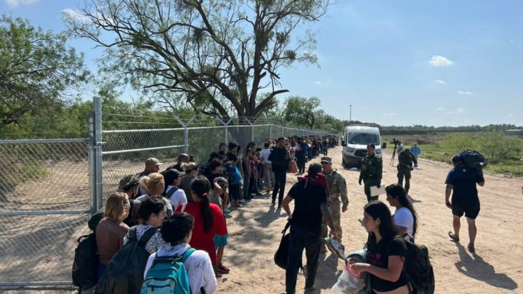 Luego de cruzar el Río Bravo cientos de migrantes de Venezuela, Colombia y Cuba, llegan de manera ilegal a EE.UU. F