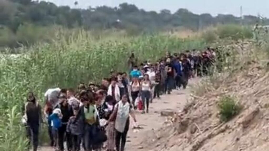 Cientos de migrantes, entre ellos venezolanos, cruzaron hacía EE.UU. luego de atravesar el Río Bravo