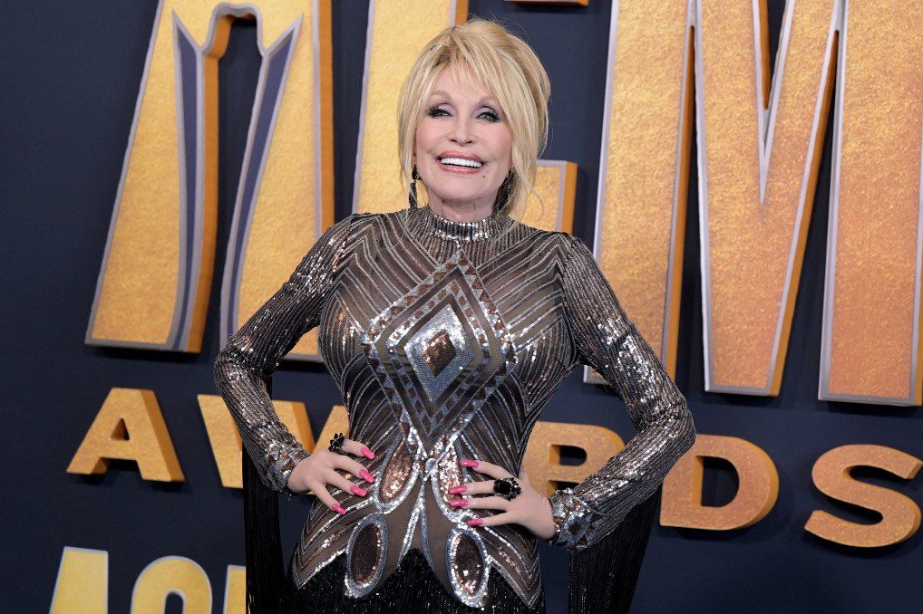 Contra su voluntad, Dolly Parton entra al Salón de la Fama del Rock