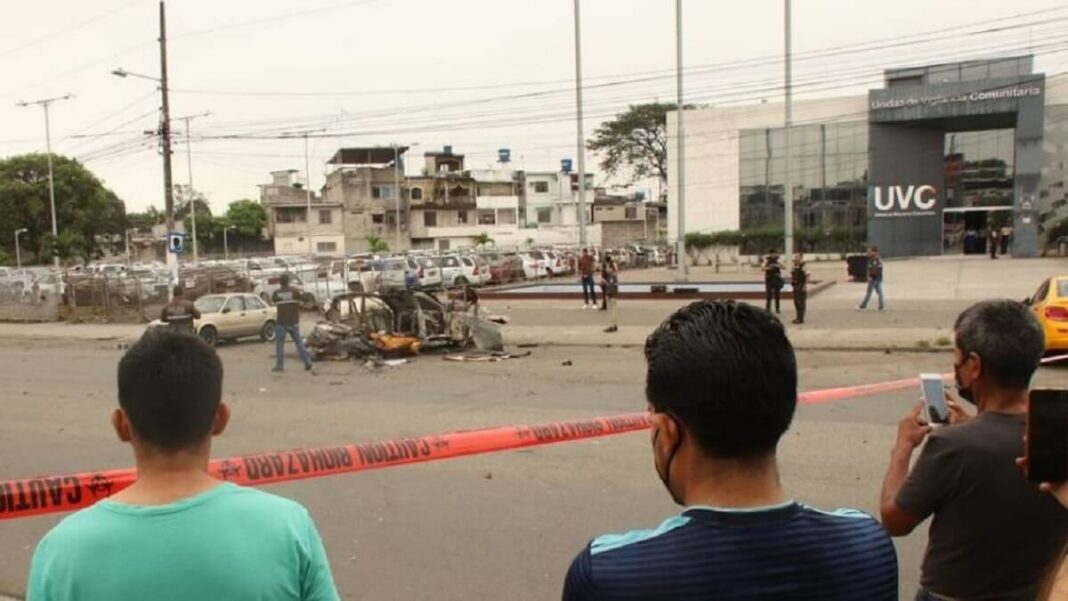 El carro bomba estalló frente a la sede de la Policía, en Guayaquil, sin dejar víctimas. Foto cortesía