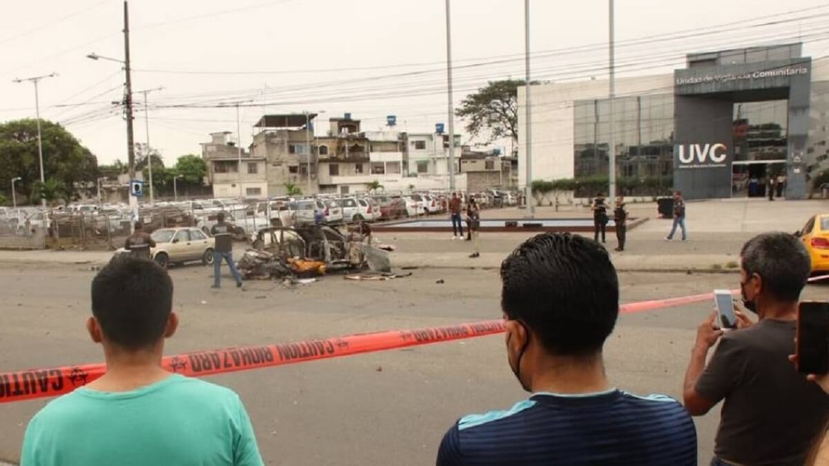El carro bomba estalló frente a la sede de la Policía, en Guayaquil, sin dejar víctimas. Foto cortesía