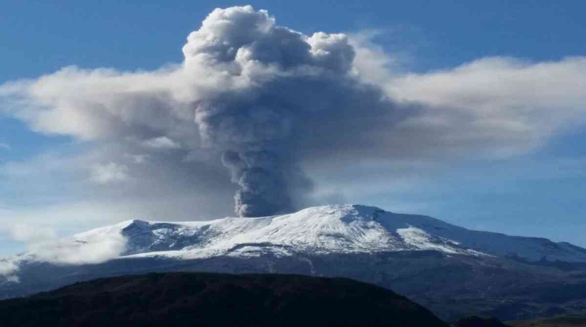 ¡Alarmas en Colombia! Volcán Nevado del Ruiz vertiendo cenizas