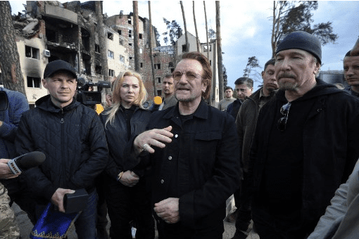 Bono también compartió con los ucranianos en medio de las ruinas. Foto AFP