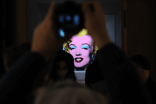 El retrato De Marilyn Monroe llamó la atención de los visitantes antes de la subasta. Foto AFP