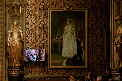 El discurso del príncipe Carlos se vio también en pantalla junto a un retrato de su madre. Foto AFP