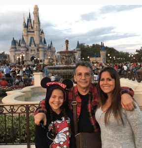 Tony Rodríguez con su hija y Crisbel Henríquez. Foto Instagram