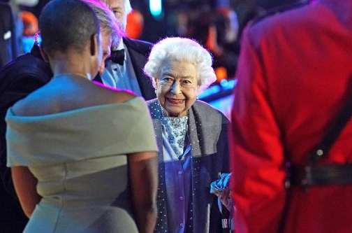La reina Isabel II estuvo sonriente en la actividad. Foto AFP