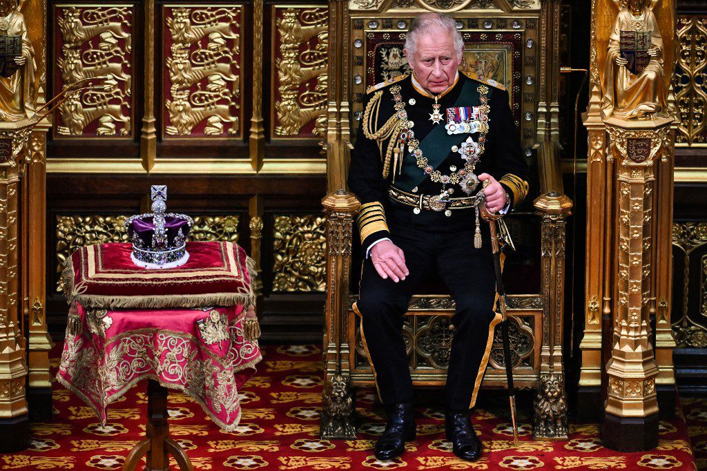 Príncipe Carlos reemplaza por primera vez a Isabel II en el altamente simbólico 