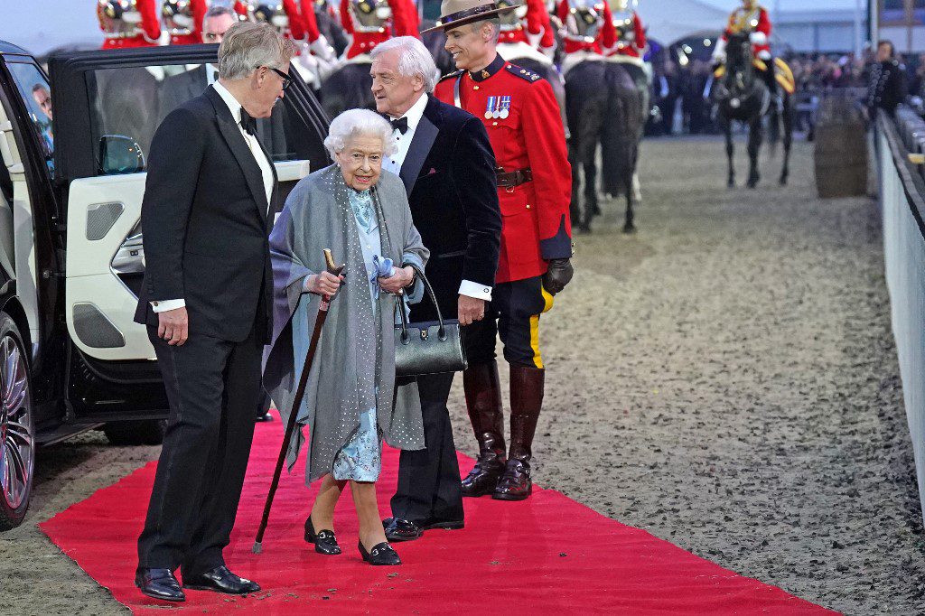 Isabel II asiste a su primer gran acto del jubileo tras sus problemas de salud