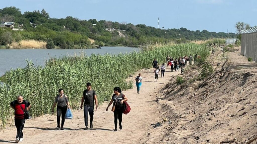 Hay pocos efectivos de la patrulla fronteriza que ven pasar cientos de migrantes ilegales. 