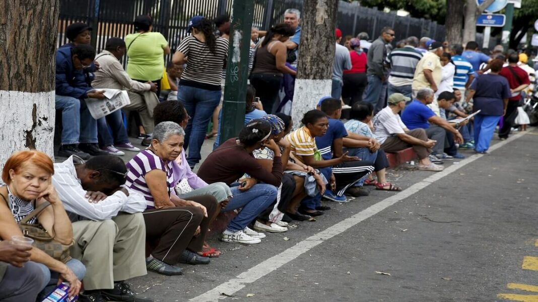 Pese a que hay alguna mejoría, gran parte de los venezolanos aún pasa hambre y necesidades, situación ocasionada, en parte, por las sanciones al petróleo. Foto referencial