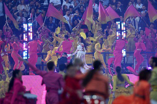 Camila Cabello durante su actuación en la final de la Champion. Foto AFP
