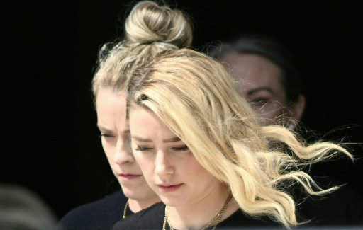 Amber Heard a su salida del tribunal luego de oír el veredicto que favoreció a Johnny Depp. Foto AFP