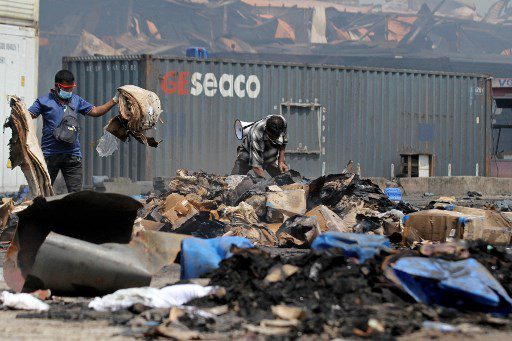 El fuego provocó una gran explosión química en un depósito de contenedores de envío en Bangladés, dijeron las autoridades.