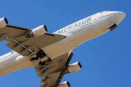 Un avión que transportaba componentes automotrices, 14 tripulantes venezolanos y cinco iraníes, se encuentra retenido en el aeropuerto bonaerense de Ezeiza, tras levantar sospechas sobre los motivos de su vuelo a Argentina.