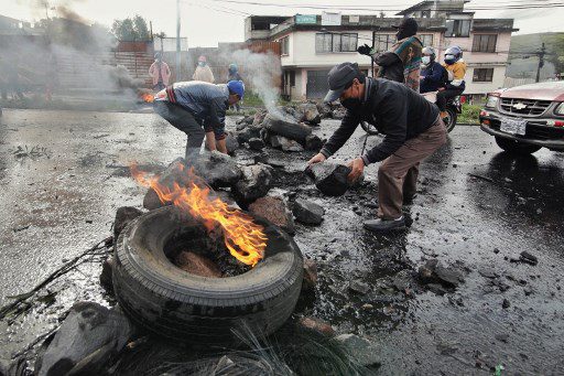 La policía ecuatoriana requisó este domingo un centro cultural indígena en Quito para usarlo como base para monitorear las protestas antigubernamentales de los indígenas,