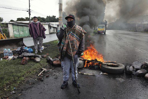 Indígenas de la provincia de Cotopaxi bloquean la avenida Maldonado, cerca de la iglesia de Cutuglagua en Quito, el 20 de junio de 2022,
