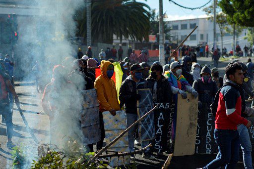 Los manifestantes bloquean una carretera cerca del parque El Arbolito en Quito, el 21 de junio de 2022, en el noveno día consecutivo de protestas contra el gobierno