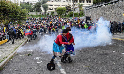 Manifestantes chocan con la policía en los alrededores del Parque Arbolito en Quito el 23 de junio de 2022, en el marco de las protestas lideradas por indígenas contra el gobierno