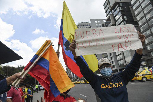 Los taxistas se manifiestan en apoyo a las protestas lideradas por indígenas contra el gobierno ecuatoriano en Quito, el 24 de junio de 2022.