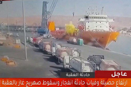 Las imágenes en la televisión estatal mostraron un gran cilindro que se precipitó desde una grúa en un barco amarrado, provocando una violenta explosión de gas amarillo. 