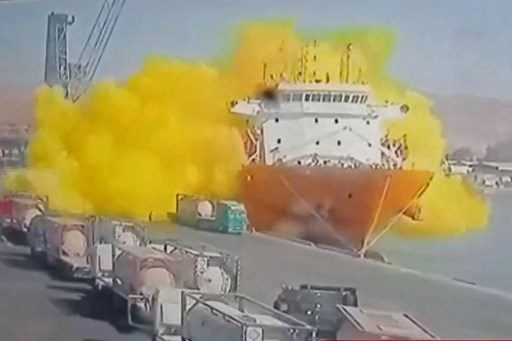 Esta captura de imagen tomada de un video de CCTV transmitido por Al-Mamlaka TV de Jordania el 27 de junio de 2022 muestra el momento de una explosión de gas tóxico en el puerto jordano de Aqaba