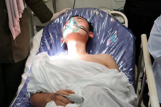 Un hombre herido es transportado al hospital luego de una explosión de gas tóxico en el puerto jordano de Aqaba, el 27 de junio de 2022.