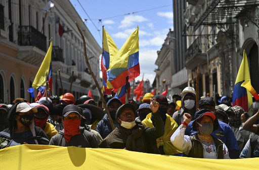 Los manifestantes gritan consignas mientras marchan en Quito el 29 de junio de 2022, en el marco de las protestas lideradas por indígenas contra el alto costo de la vida.