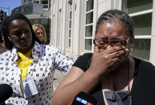 Fanáticos de R. Kelly reaccionaron al conocer la sentencia. Foto AFP