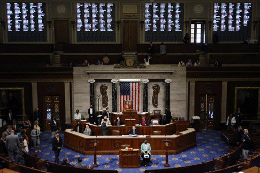 En la Cámara de Representantes, las primeras nuevas regulaciones de armas aprobadas por el Congreso en más de 30 años, fue aprobada con una votación de 234-193. Foto. AFP