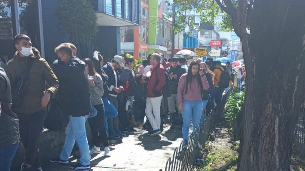 Una multitudinaria afluencia se registró este sábado en horas de la mañana en el Consulado de Venezuela en Quito.