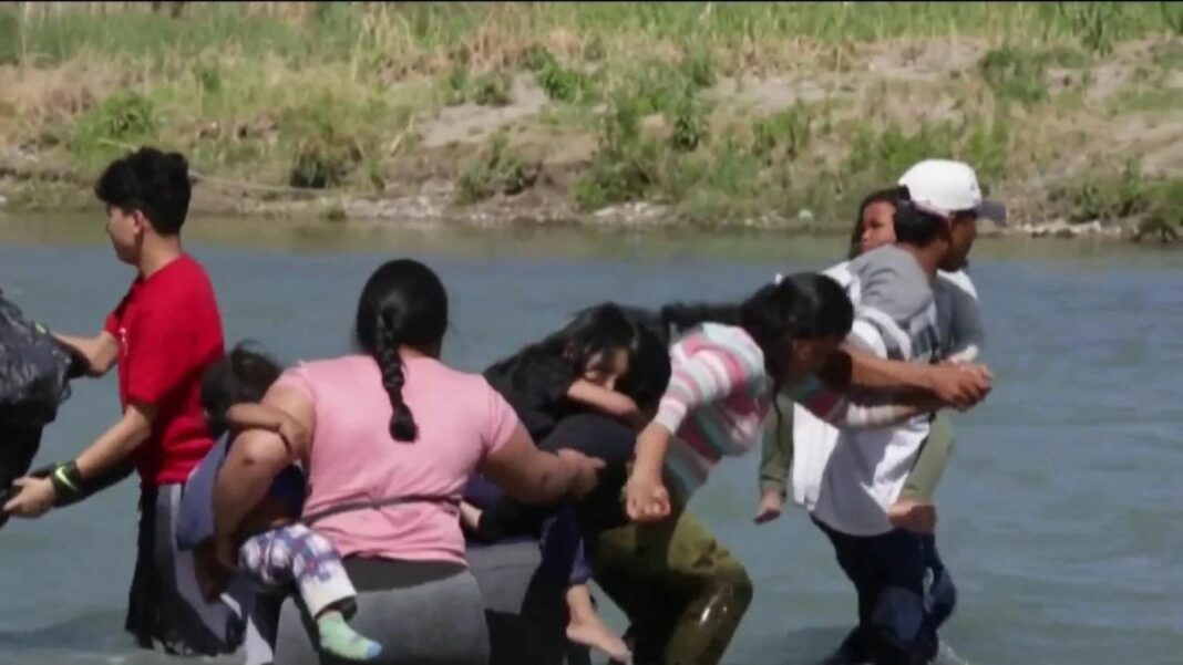 Después de atravesar México, los migrantes, de manera irregular cruzan el río Bravo.