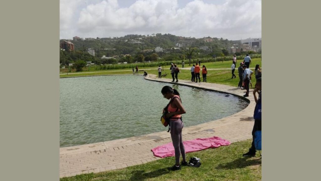Dos adolescentes cayeron a  la laguna artificial de La Carlota. 
