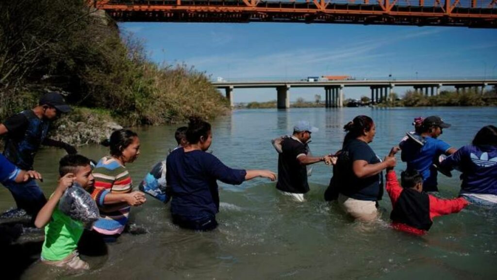 Autoridades de Eagle Pass, Texas; aseguran que hay un caos con la llegada de migrantes. 