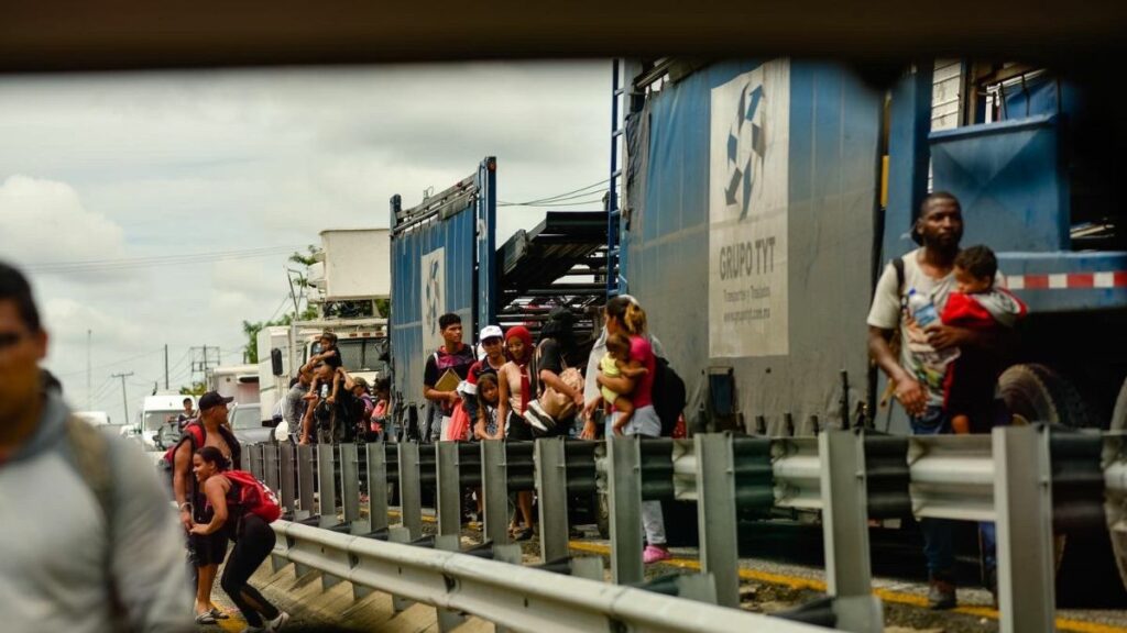 La caravana de migrantes obligó al gobierno de México a desplegar al menos 30 mil efectivos militares en la frontera. 