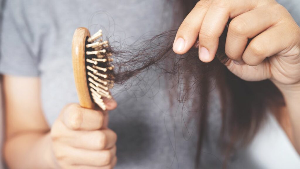 Los desarreglos hormonales pueden generar caída del cabello.