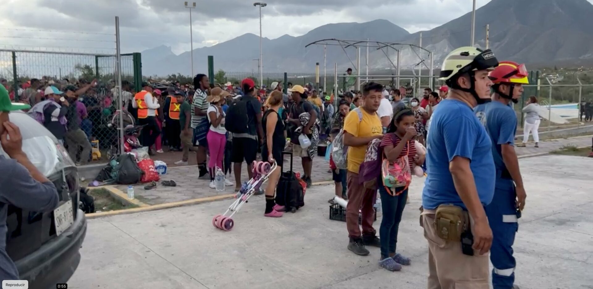 Cientos de migrantes salieron de Monterrey rumbo a la frontera.