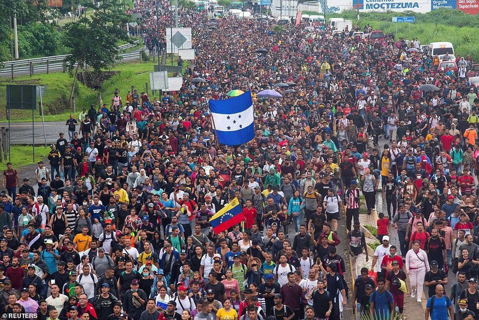 Miles de venezolanos participan en la caravana de migrantes que busca cruzar hacia EE.UU.
