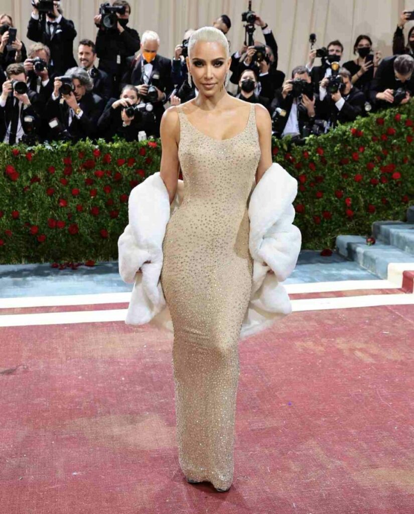 Kim Kardashian en la alfombra roja de la MET Gala con el traje del museo Ripley's. Foto AFP