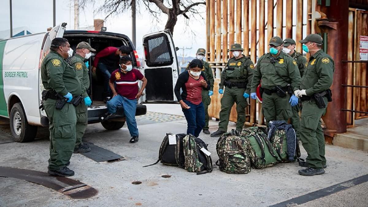 Los migrantes que llegan a San Antonio, Texas, esperan recibir alguna ayuda o realizar trabajos cortos para seguir su camino. Foto referencial
