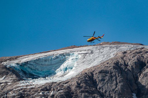 El 4 de julio de 2022, el primer ministro de Italia vinculó el colapso del glaciar alpino más grande del país con el cambio climático, ya que se desvanecieron las esperanzas de encontrar más sobrevivientes de un desastre que mató al menos a siete personas.